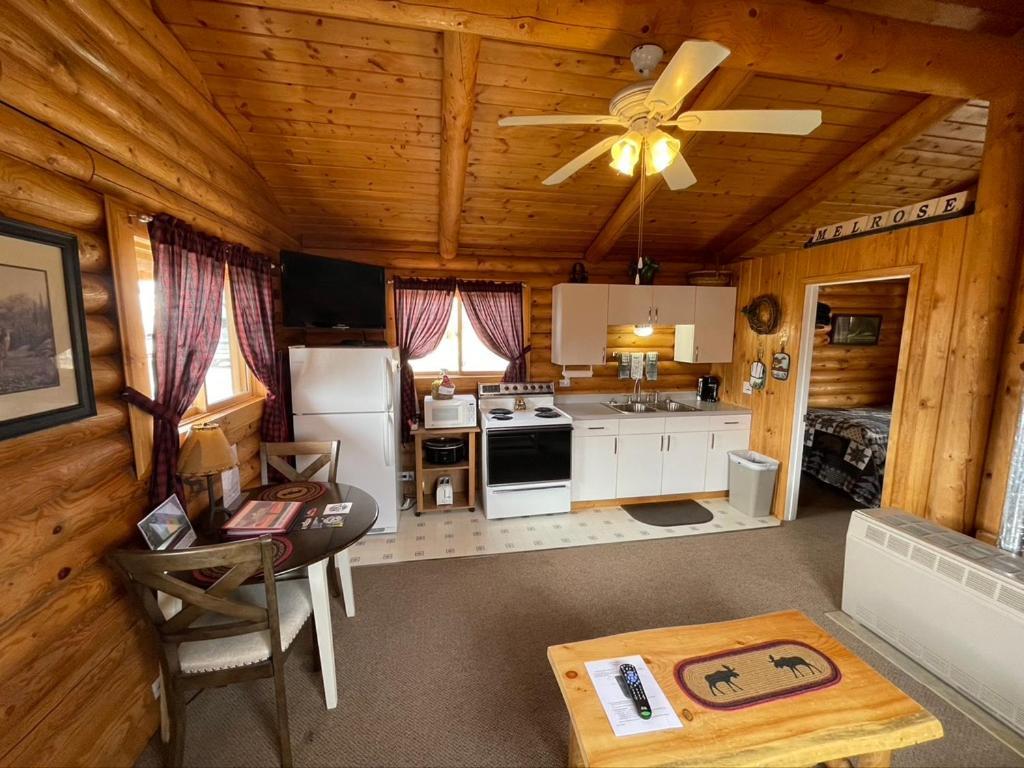 Sportsman Lodge Melrose MT photo 52