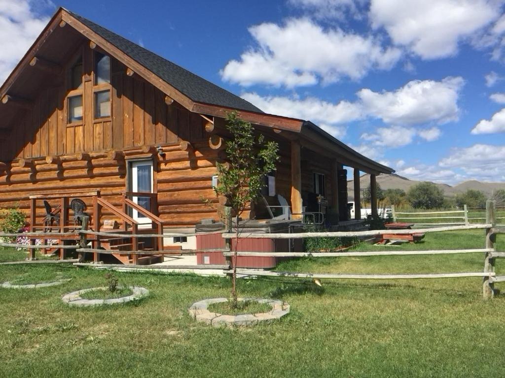 Sportsman Lodge Melrose MT photo 2