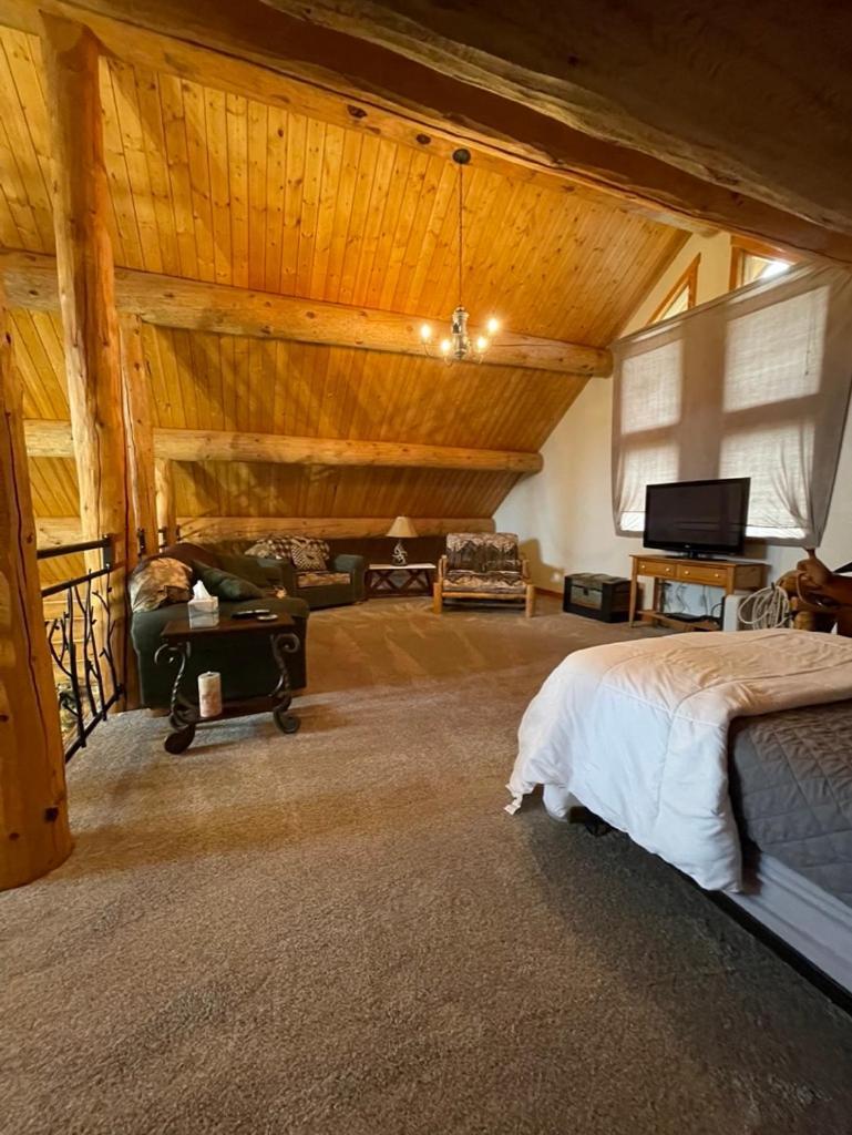 Sportsman Lodge Melrose MT photo 54