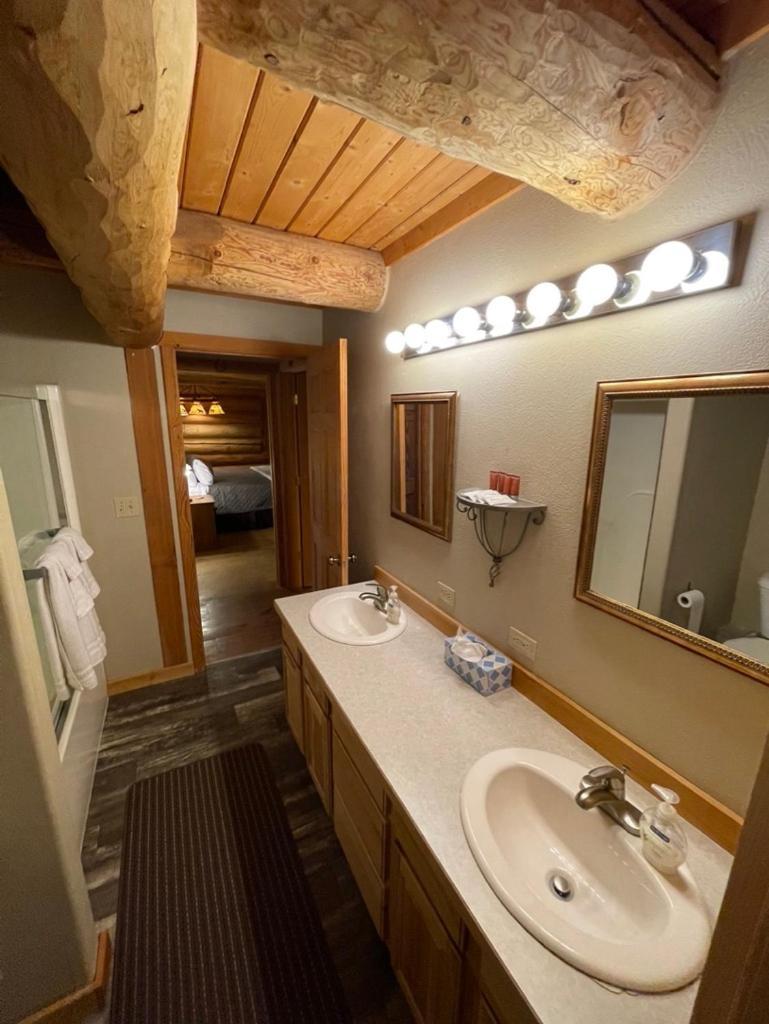 Sportsman Lodge Melrose MT photo 57