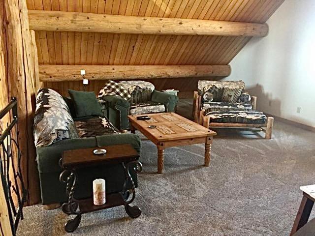 Sportsman Lodge Melrose MT photo 58