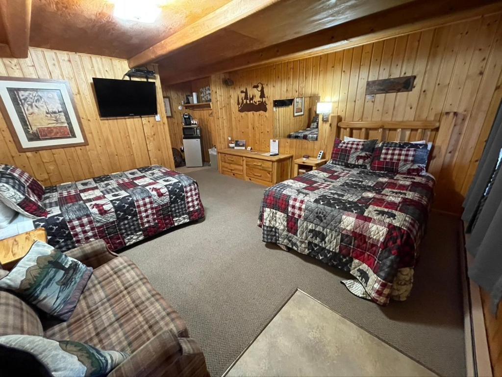 Sportsman Lodge Melrose MT photo 32