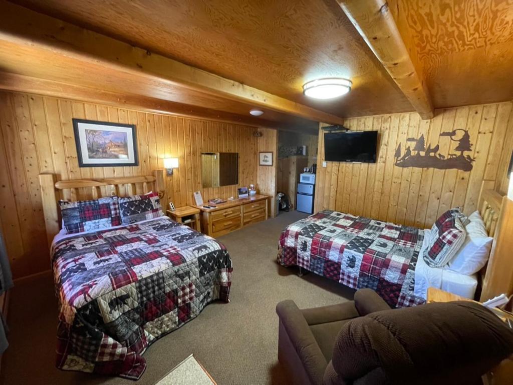 Sportsman Lodge Melrose MT photo 35