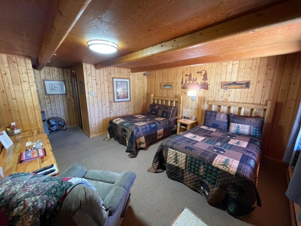 Sportsman Lodge Melrose MT photo 36
