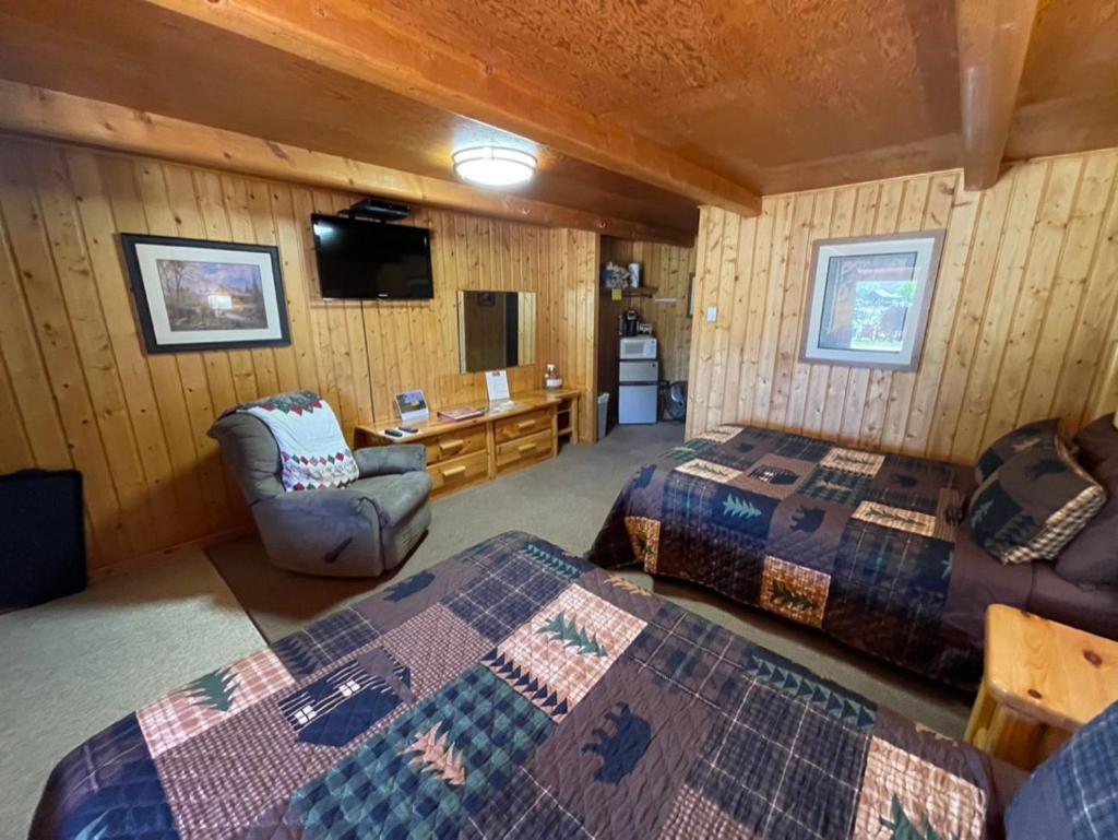 Sportsman Lodge Melrose MT photo 60