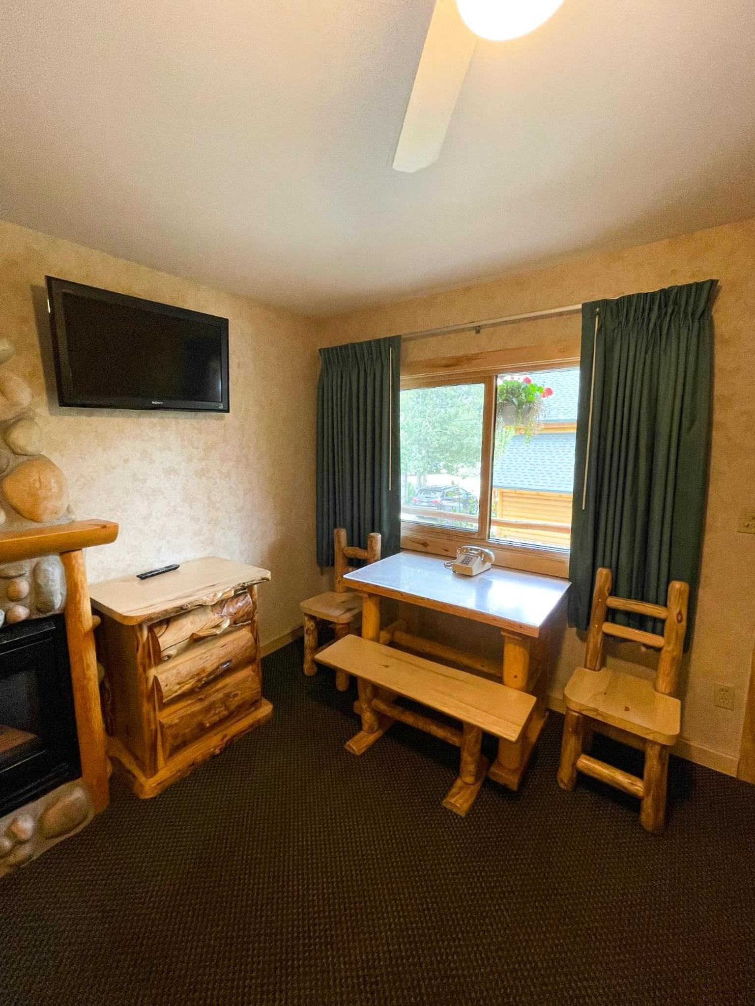 Spirit Lake Lodge photo 2