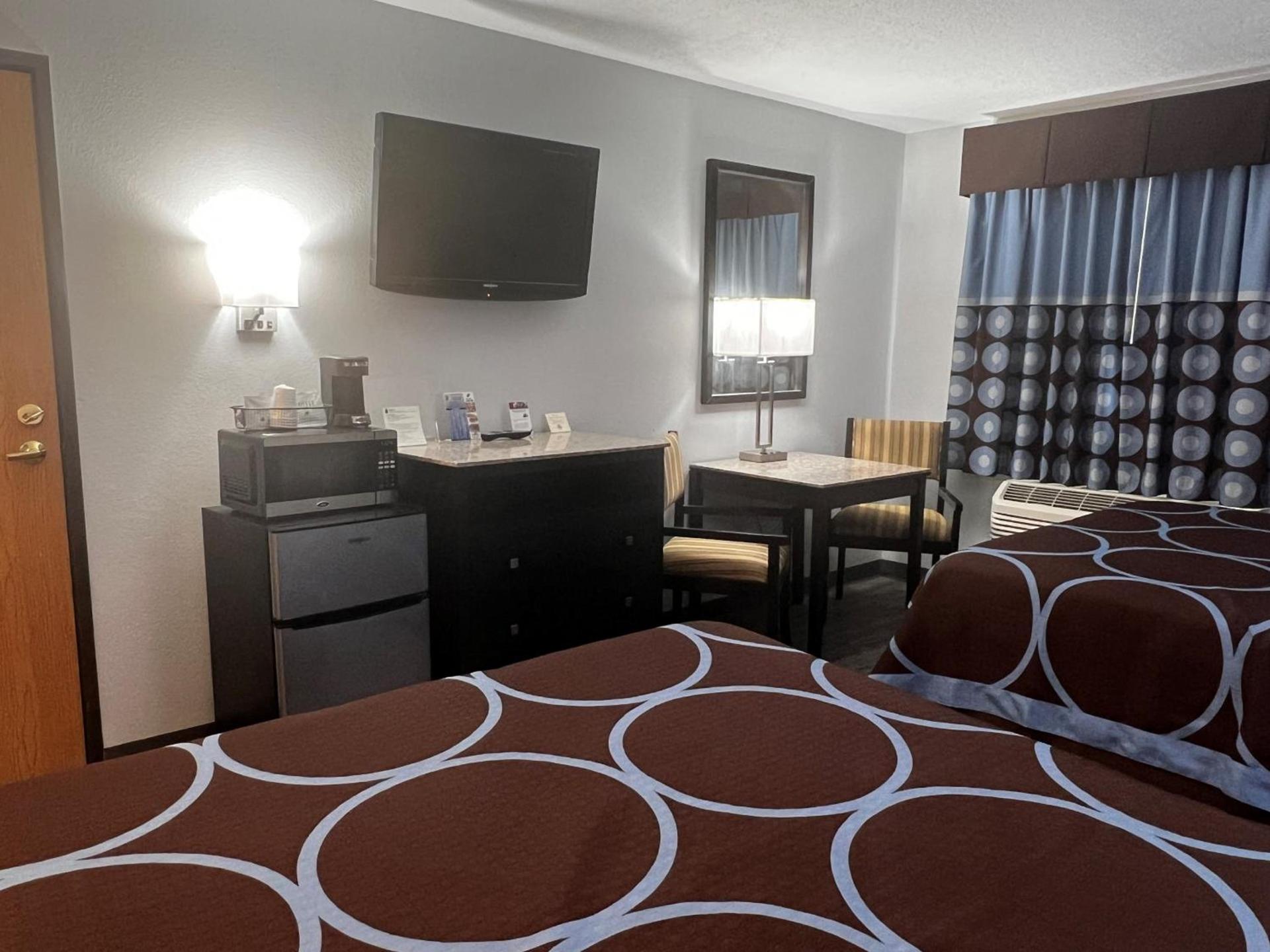 Super 8 by Wyndham Cleveland TX photo 19