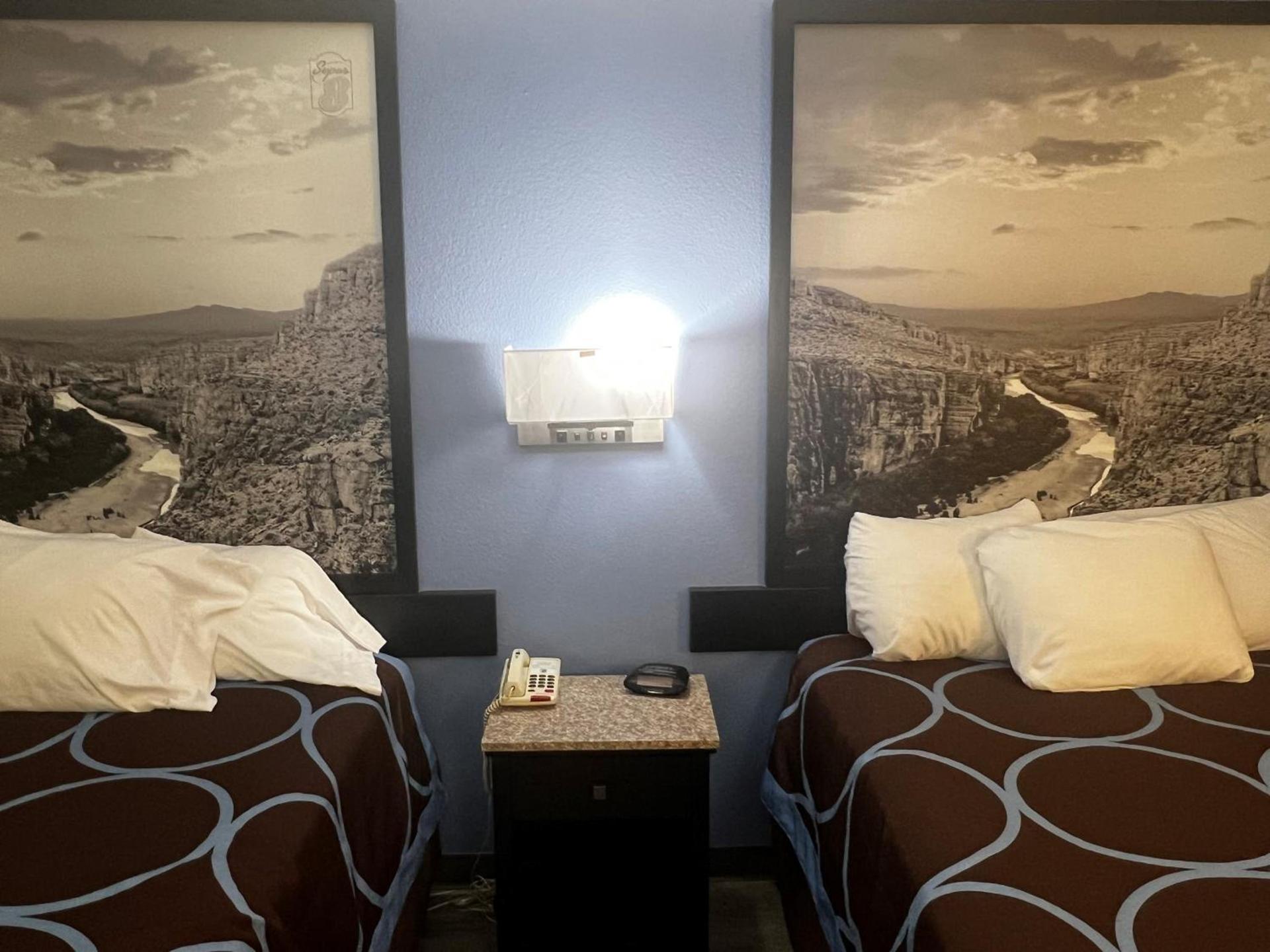 Super 8 by Wyndham Cleveland TX photo 17