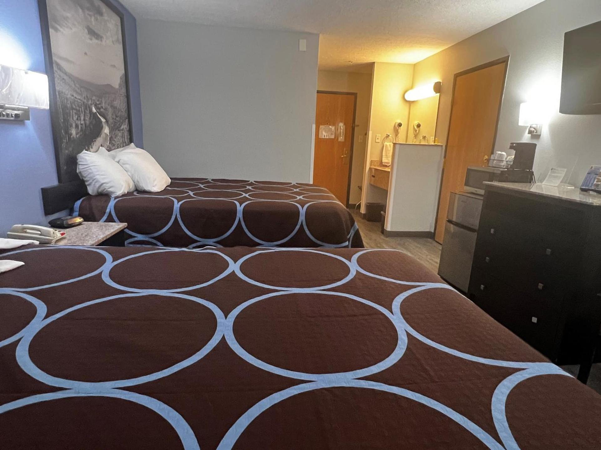Super 8 by Wyndham Cleveland TX photo 16