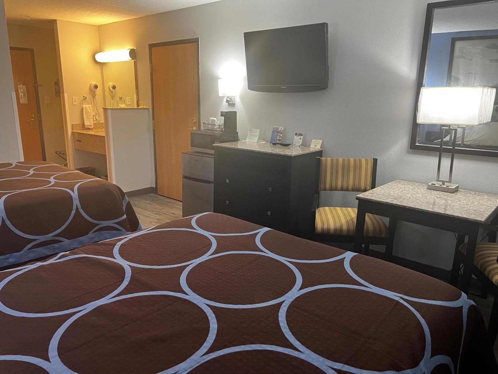 Super 8 by Wyndham Cleveland TX photo 15