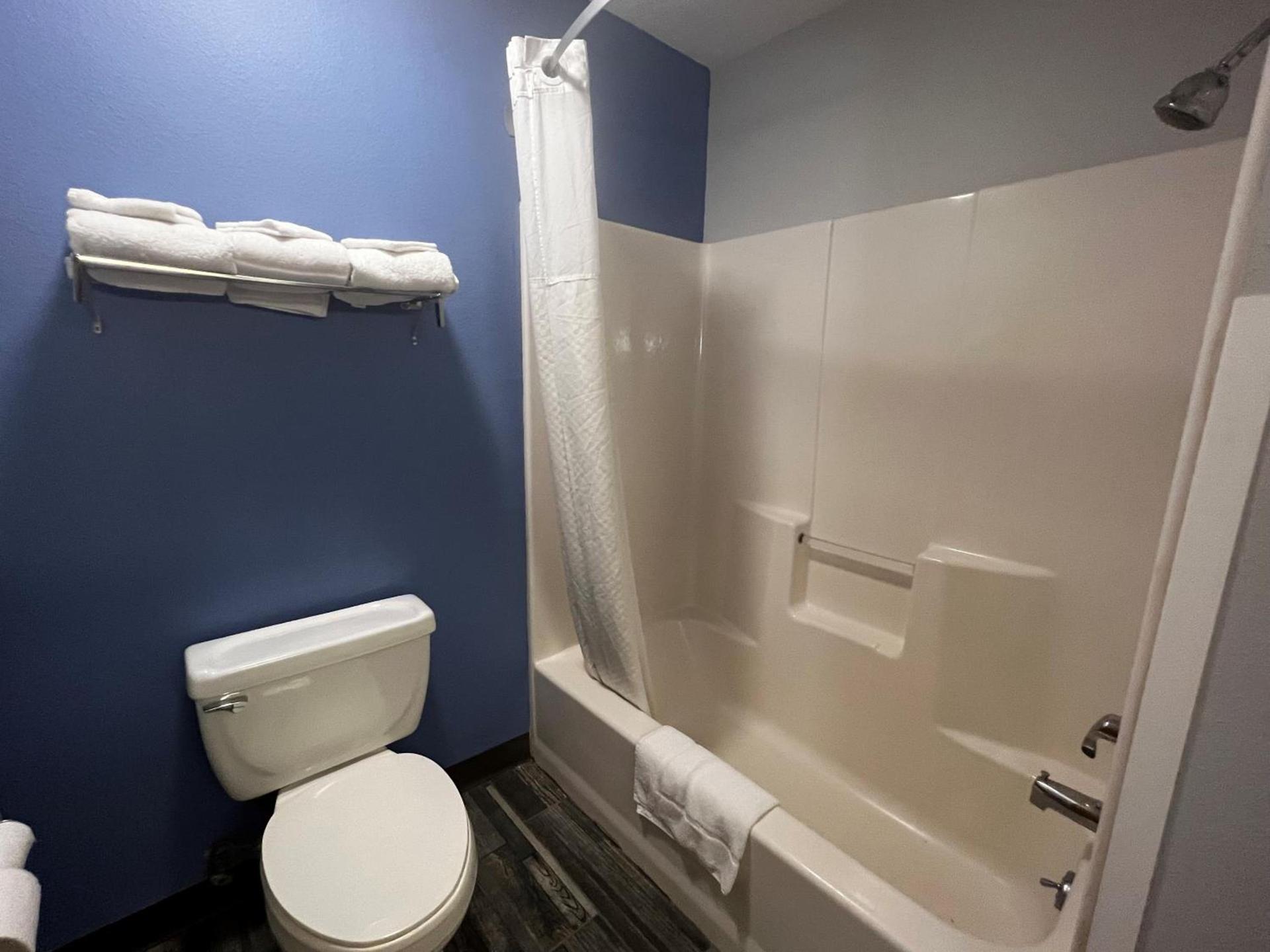 Super 8 by Wyndham Cleveland TX photo 22