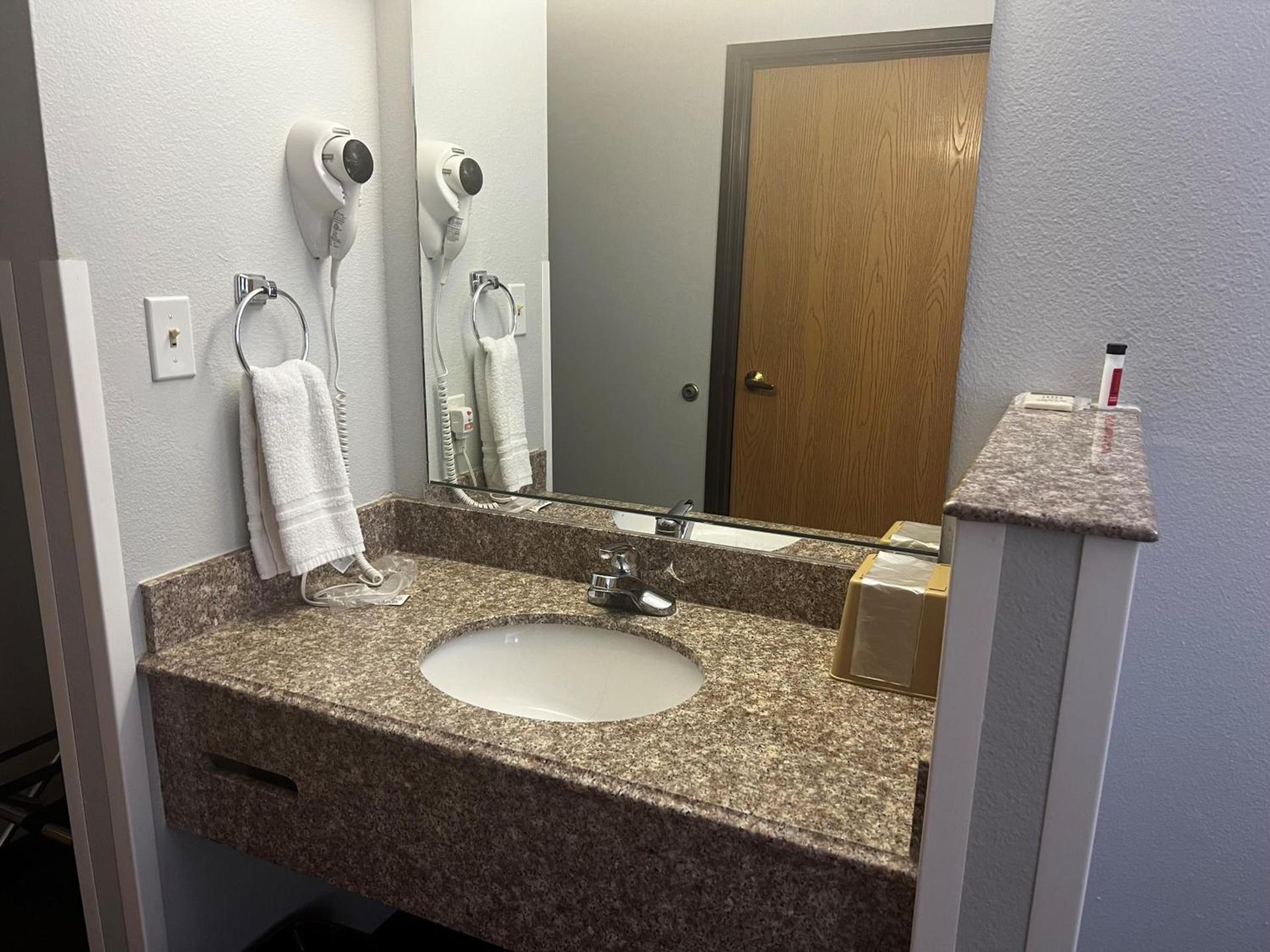 Super 8 by Wyndham Cleveland TX photo 21