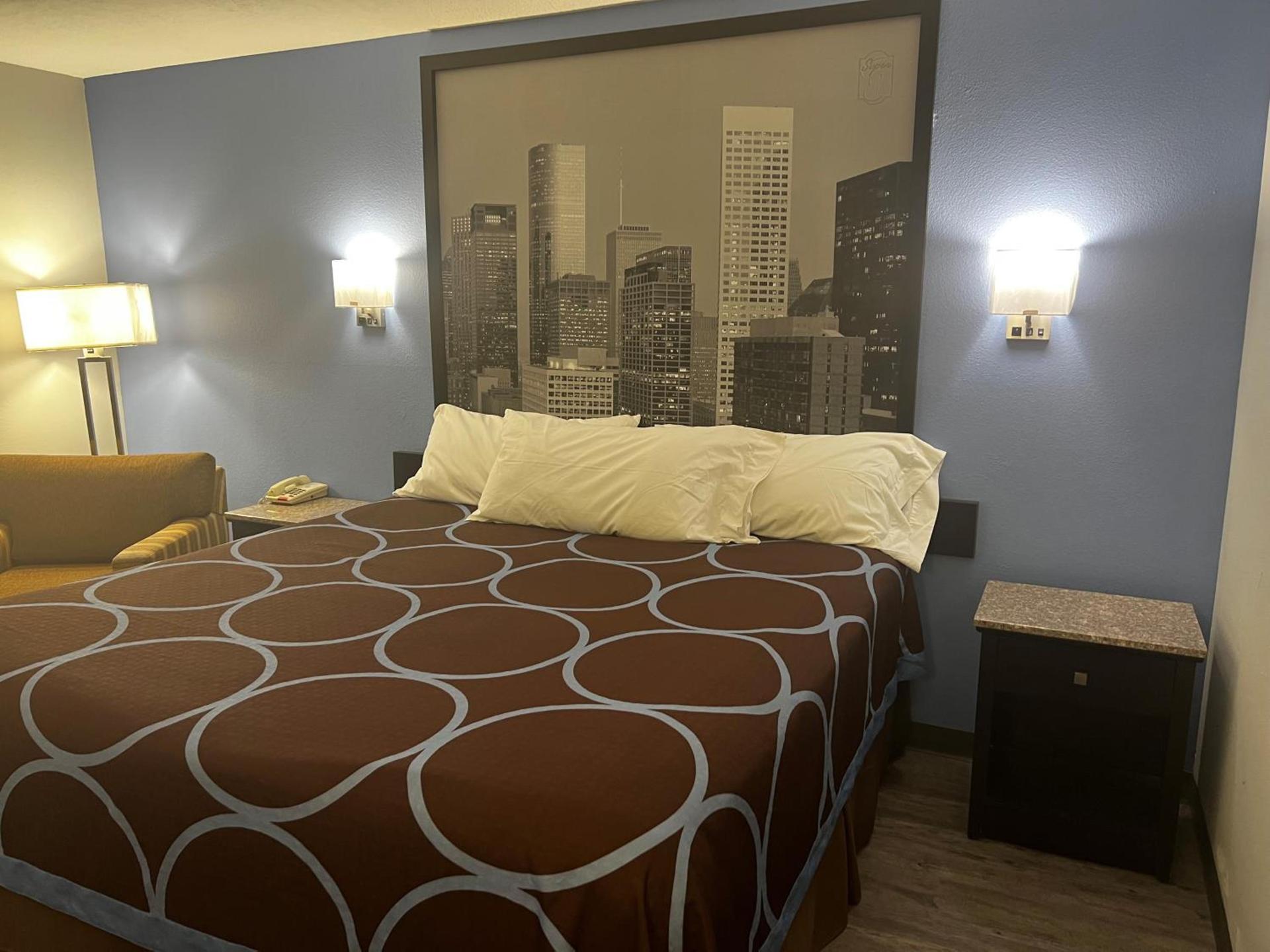 Super 8 by Wyndham Cleveland TX photo 26