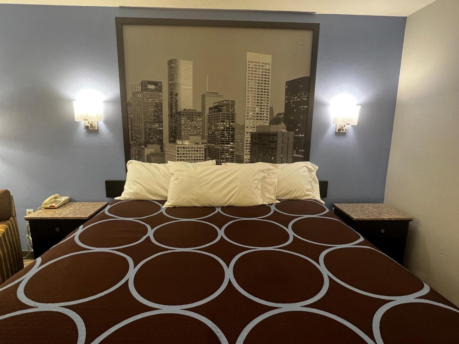 Super 8 by Wyndham Cleveland TX photo 25