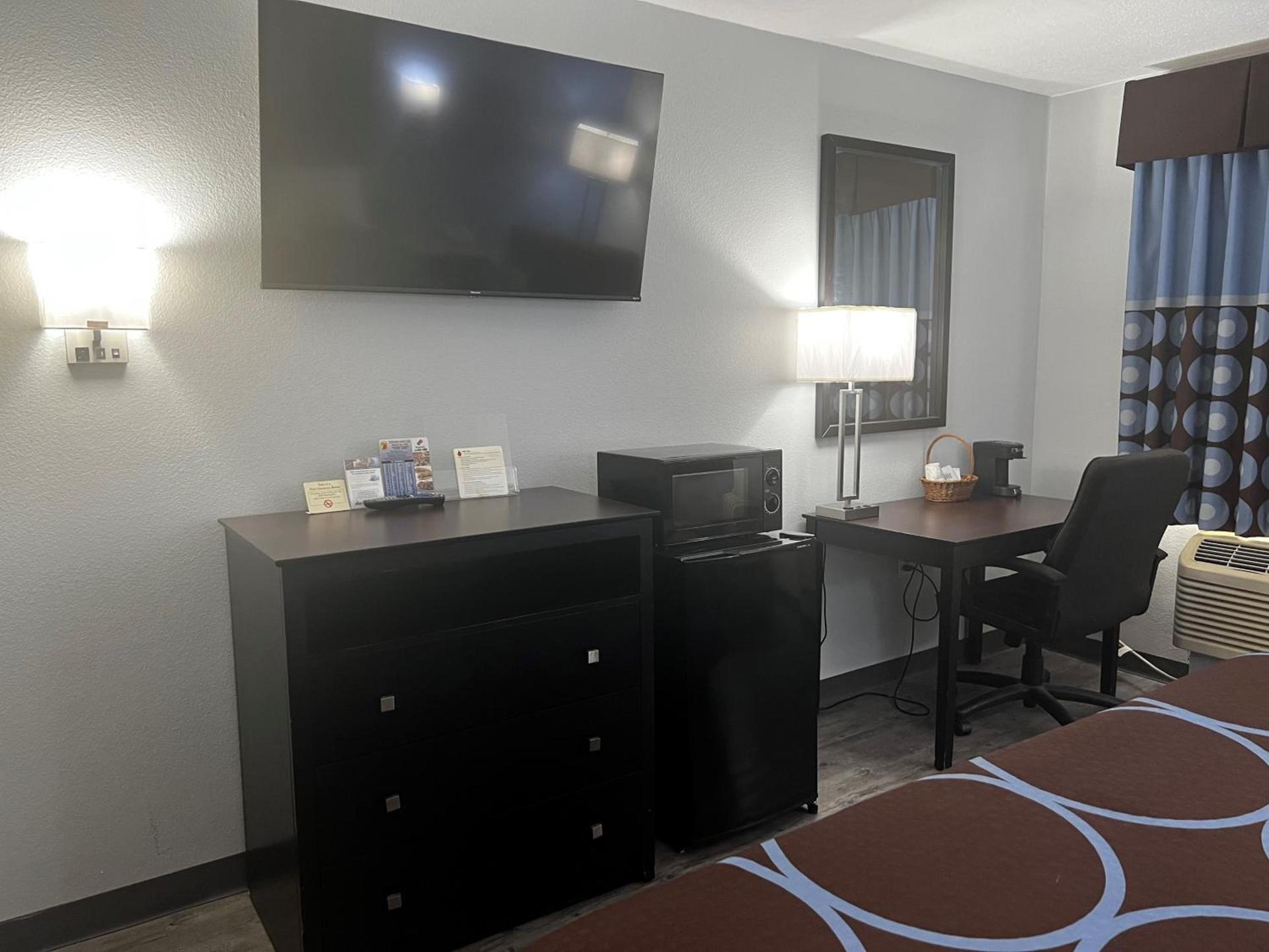 Super 8 by Wyndham Cleveland TX photo 23
