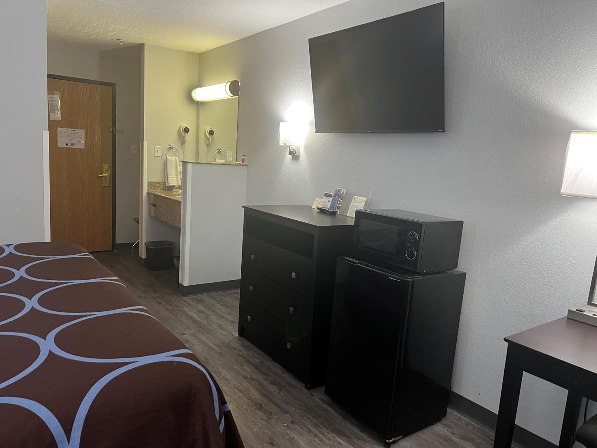 Super 8 by Wyndham Cleveland TX photo 24