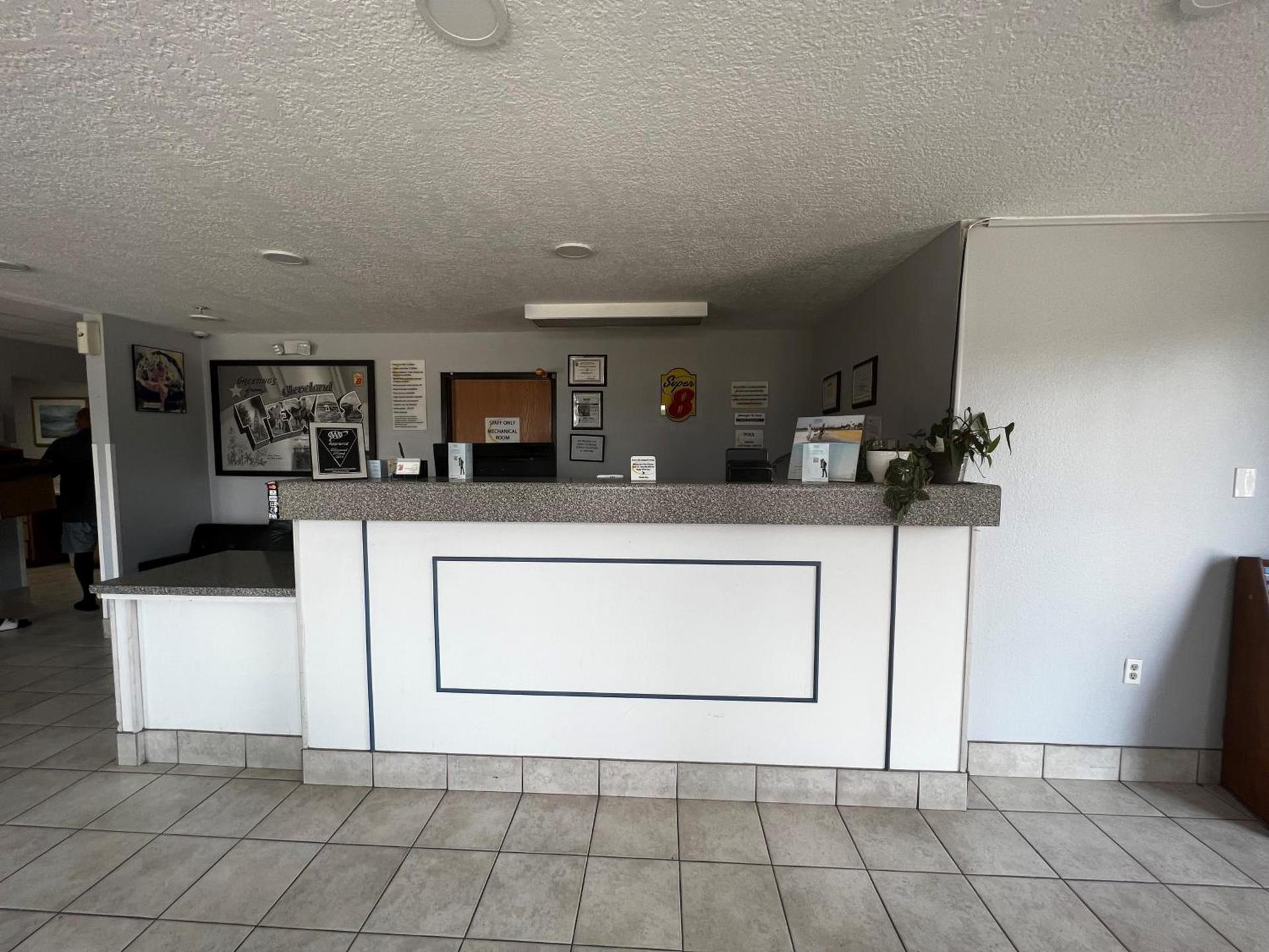 Super 8 by Wyndham Cleveland TX photo 29