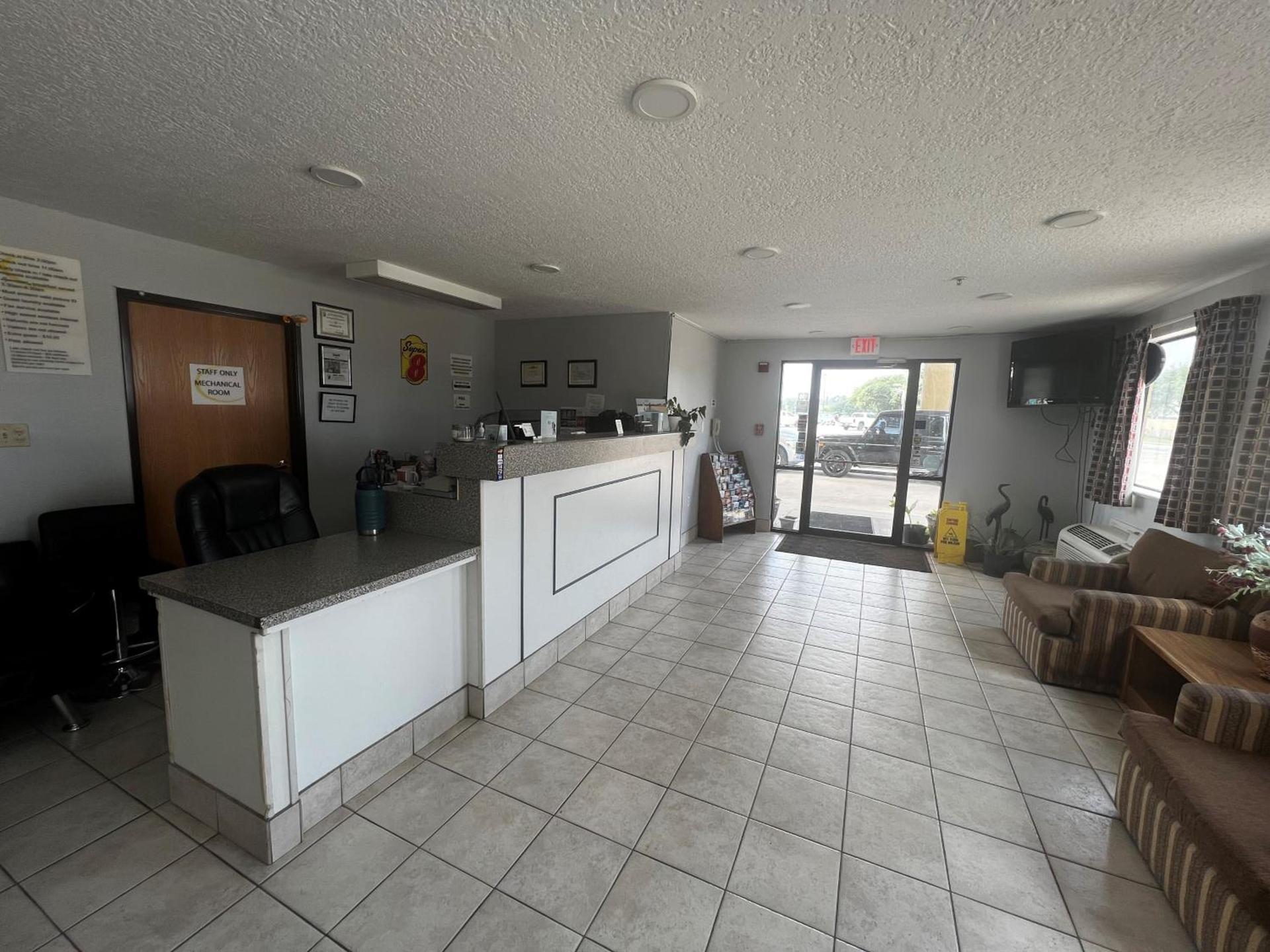 Super 8 by Wyndham Cleveland TX photo 28