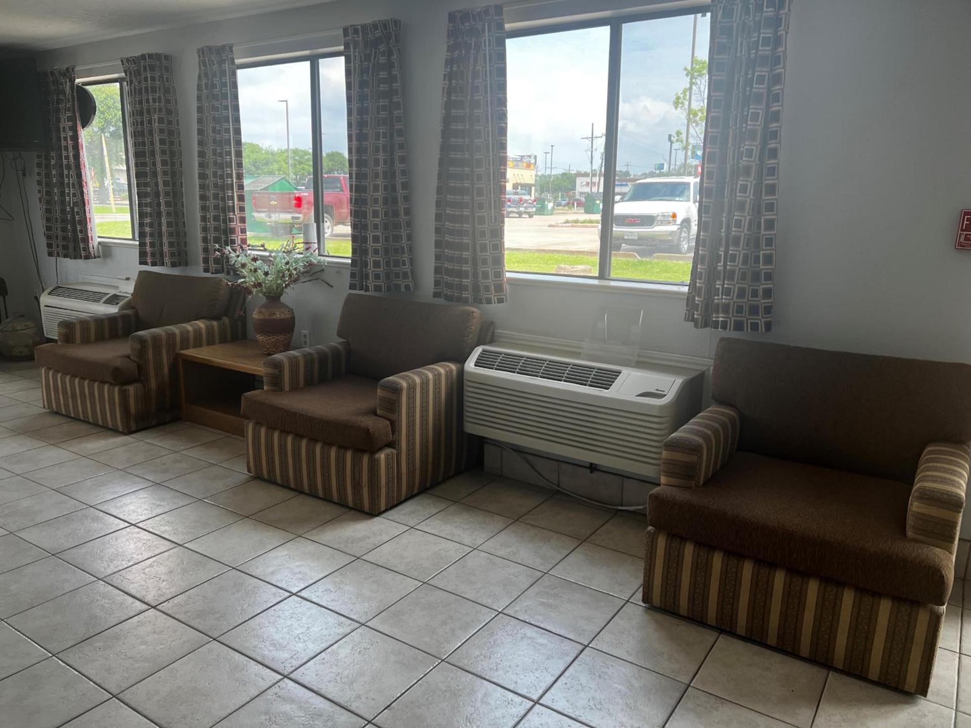 Super 8 by Wyndham Cleveland TX photo 27