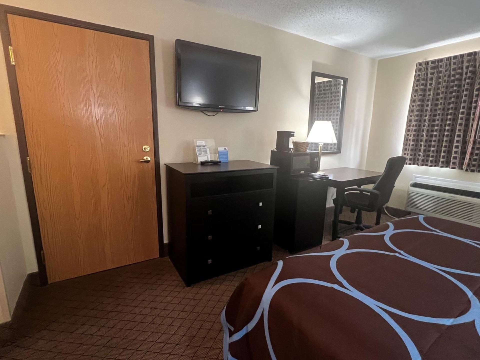 Super 8 by Wyndham Cleveland TX photo 32