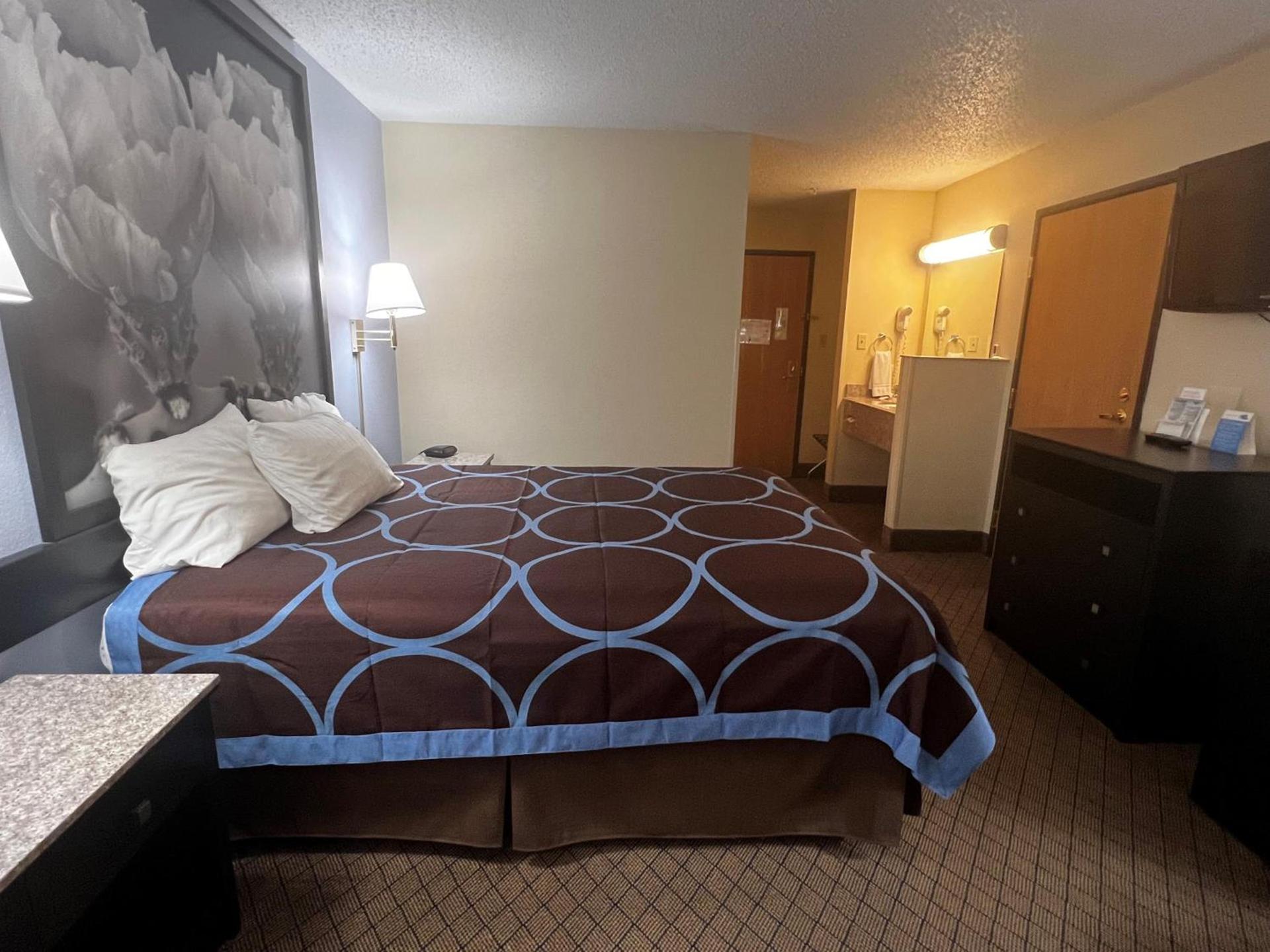 Super 8 by Wyndham Cleveland TX photo 31