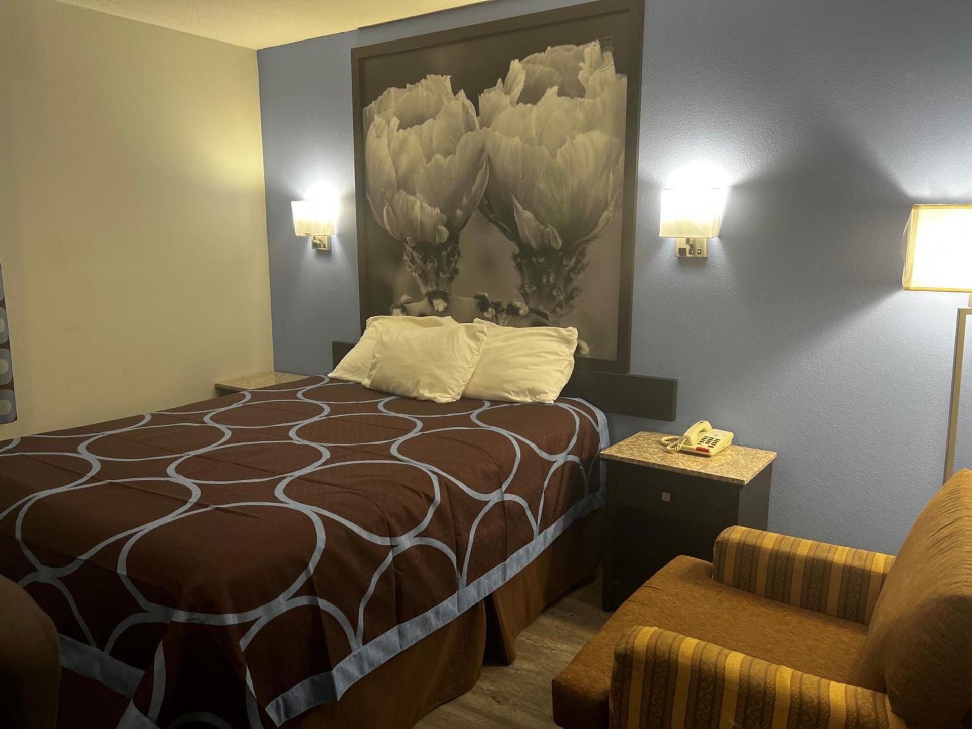 Super 8 by Wyndham Cleveland TX photo 37
