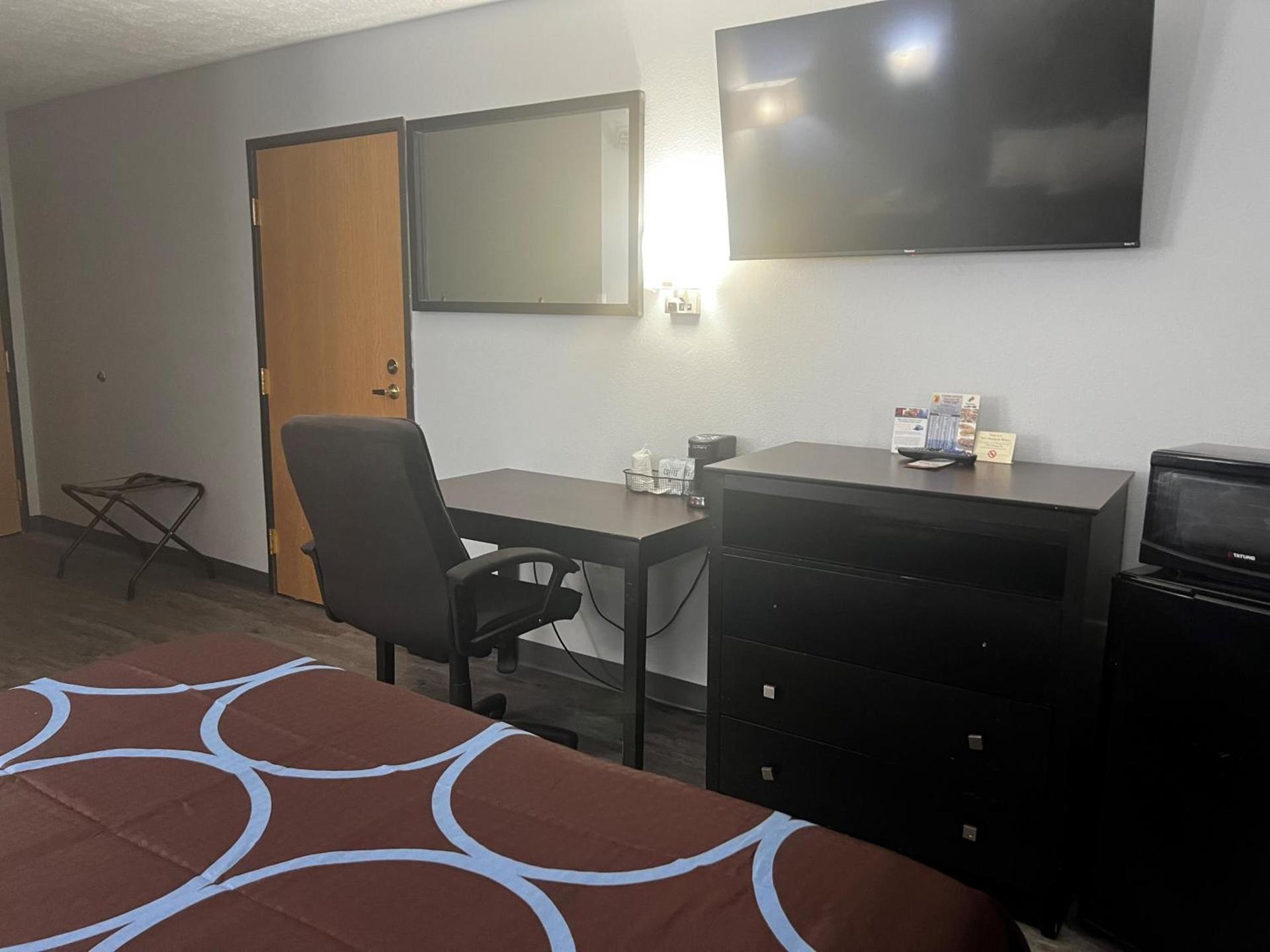 Super 8 by Wyndham Cleveland TX photo 36