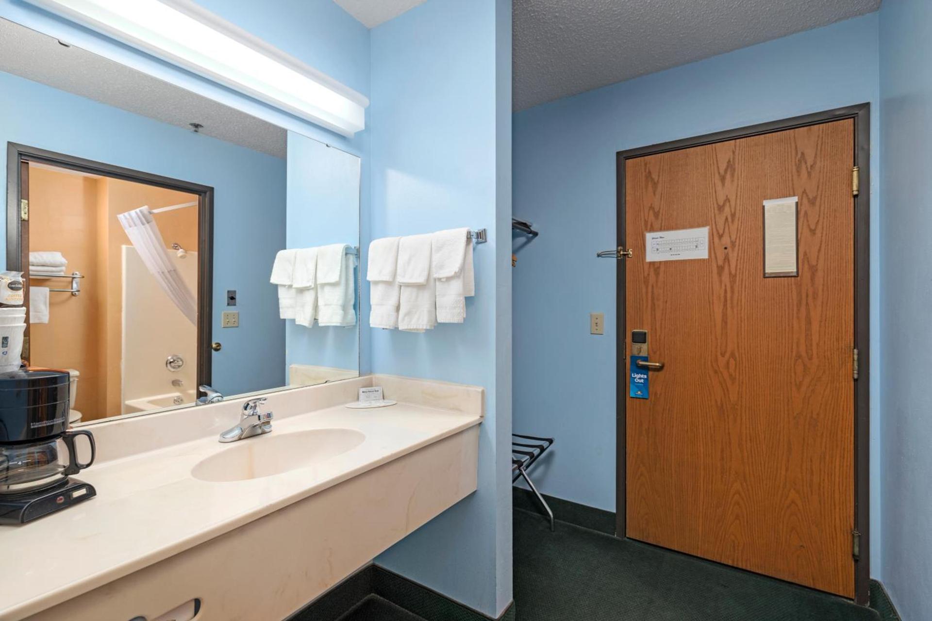 Days Inn by Wyndham Battlefield Rd/Hwy 65 photo 42
