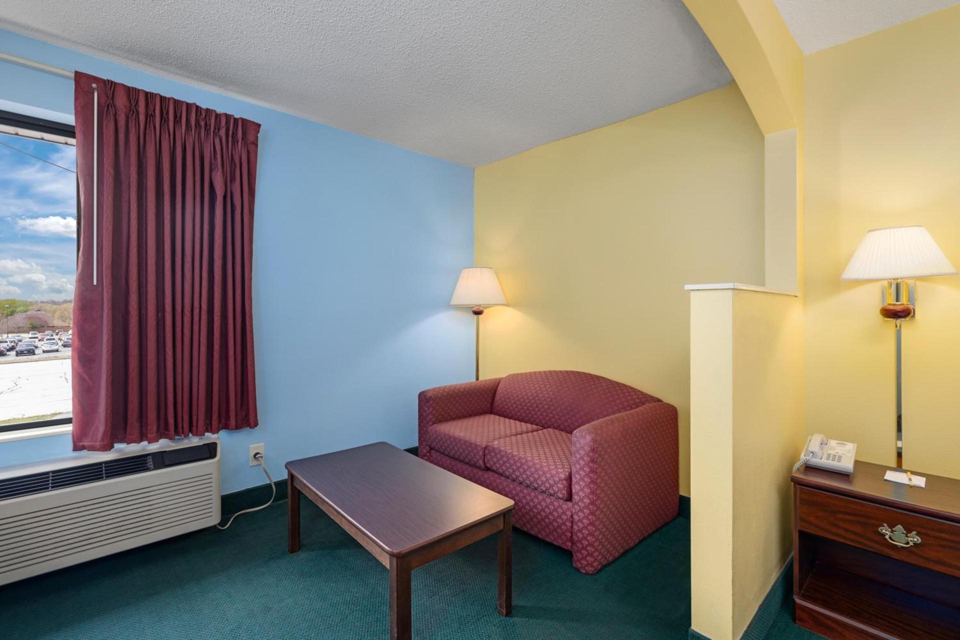 Days Inn by Wyndham Battlefield Rd/Hwy 65 photo 47