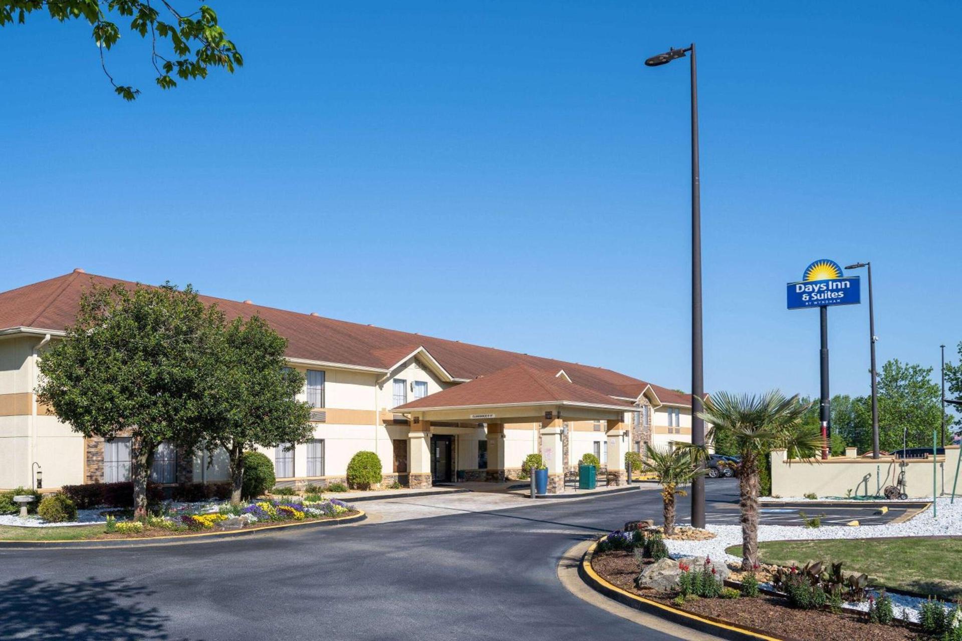 Days Inn & Suites by Wyndham Commerce photo 2