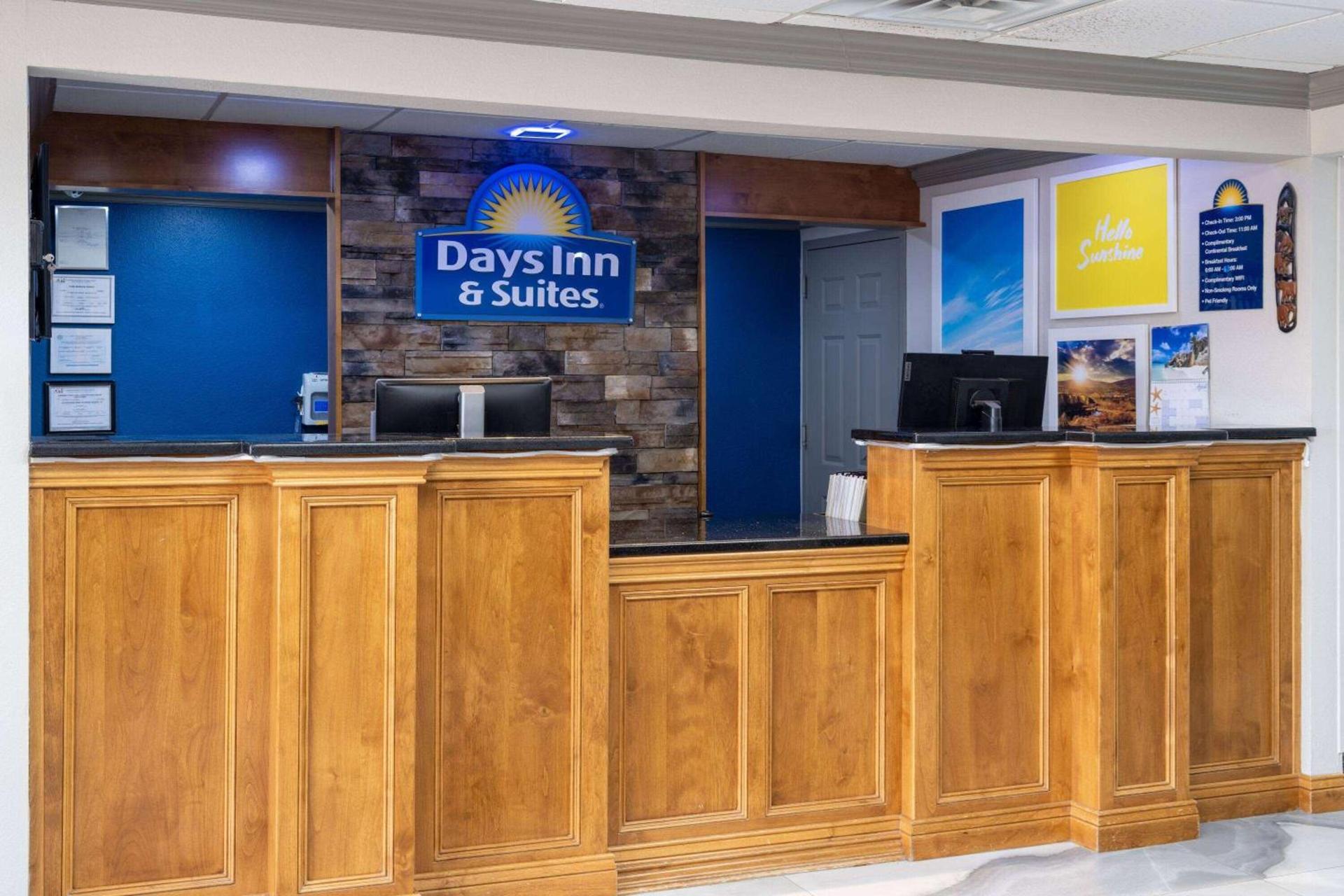 Days Inn & Suites by Wyndham Commerce photo 3