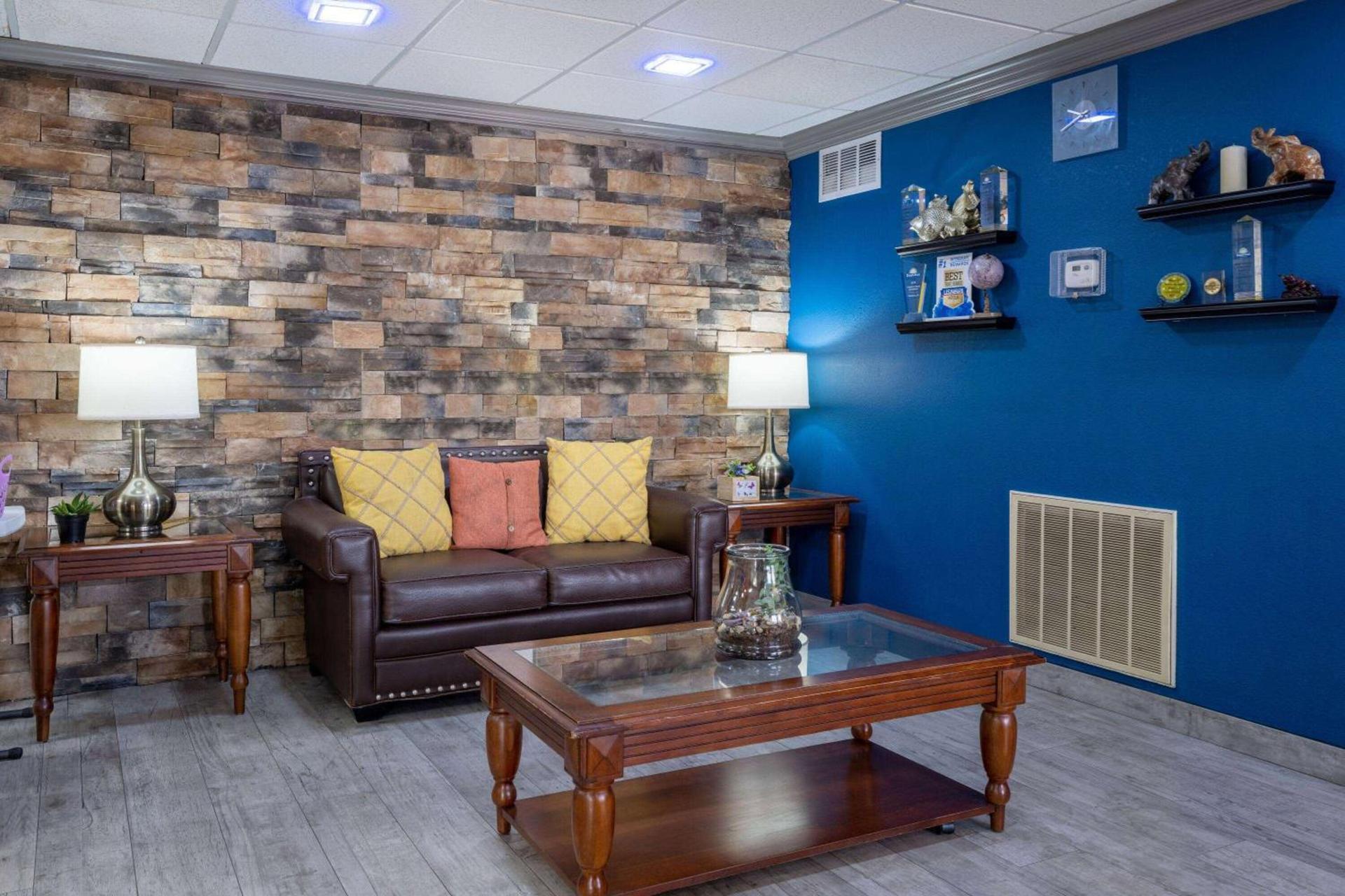Days Inn & Suites by Wyndham Commerce photo 4