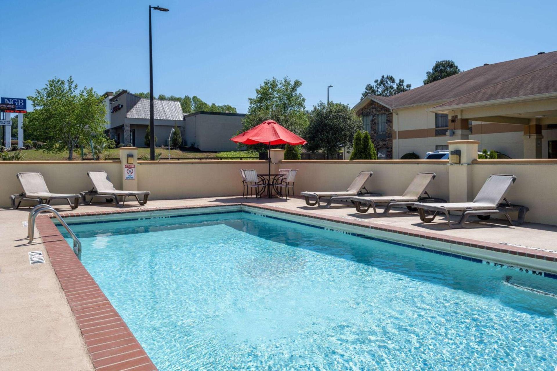 Days Inn & Suites by Wyndham Commerce photo 5