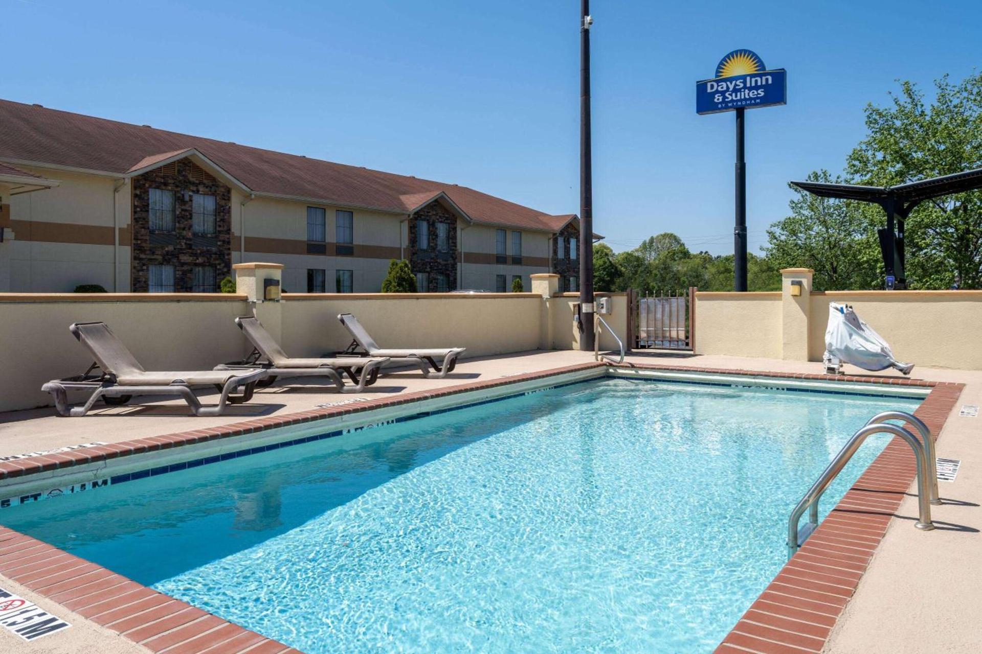 Days Inn & Suites by Wyndham Commerce photo 6