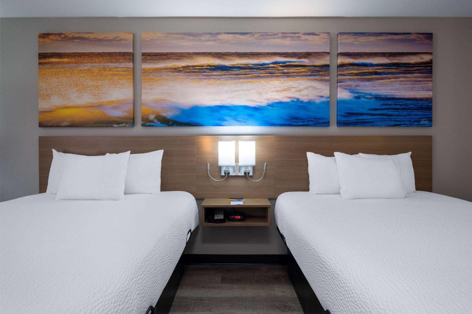 Days Inn & Suites by Wyndham Commerce photo 7