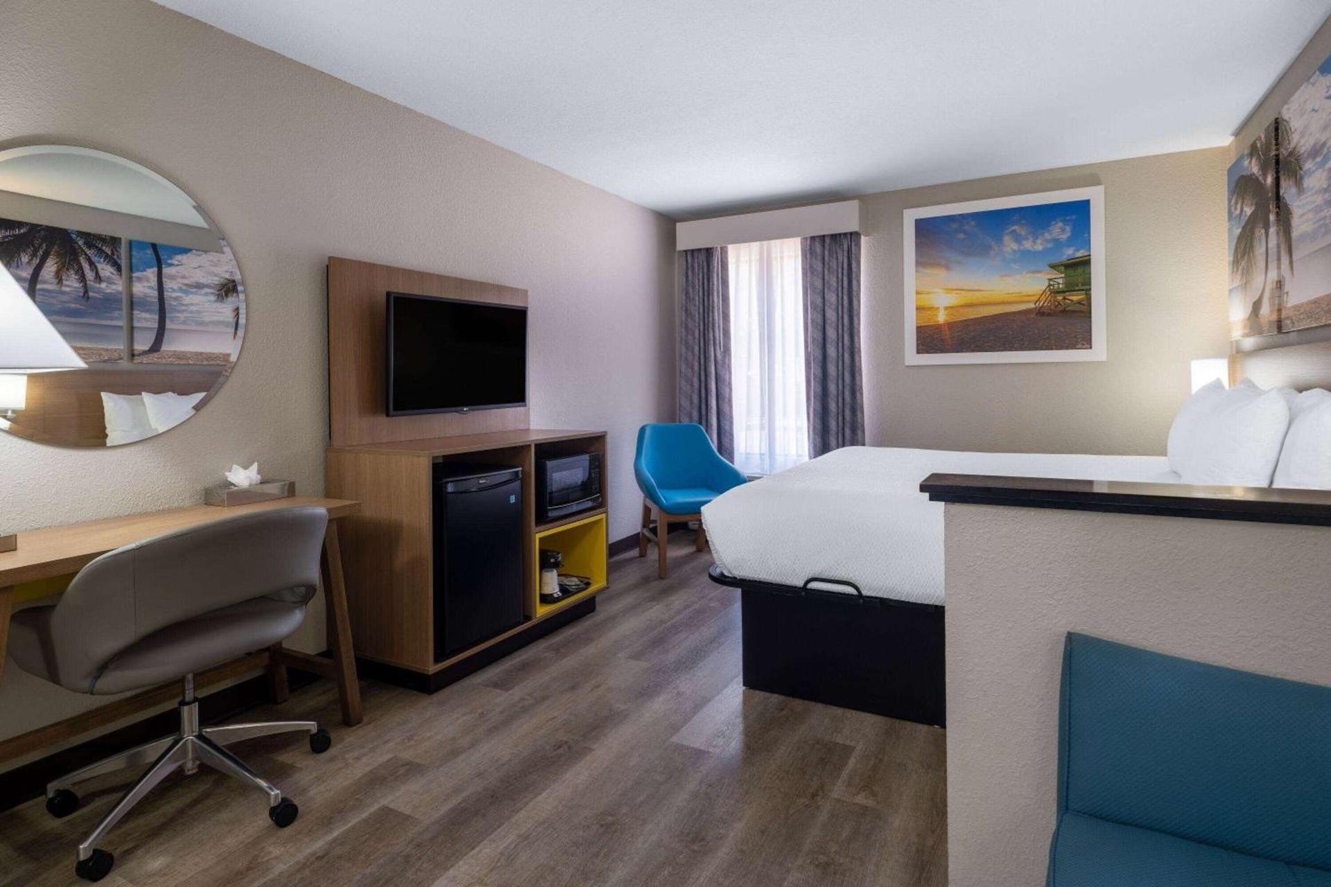 Days Inn & Suites by Wyndham Commerce photo 10