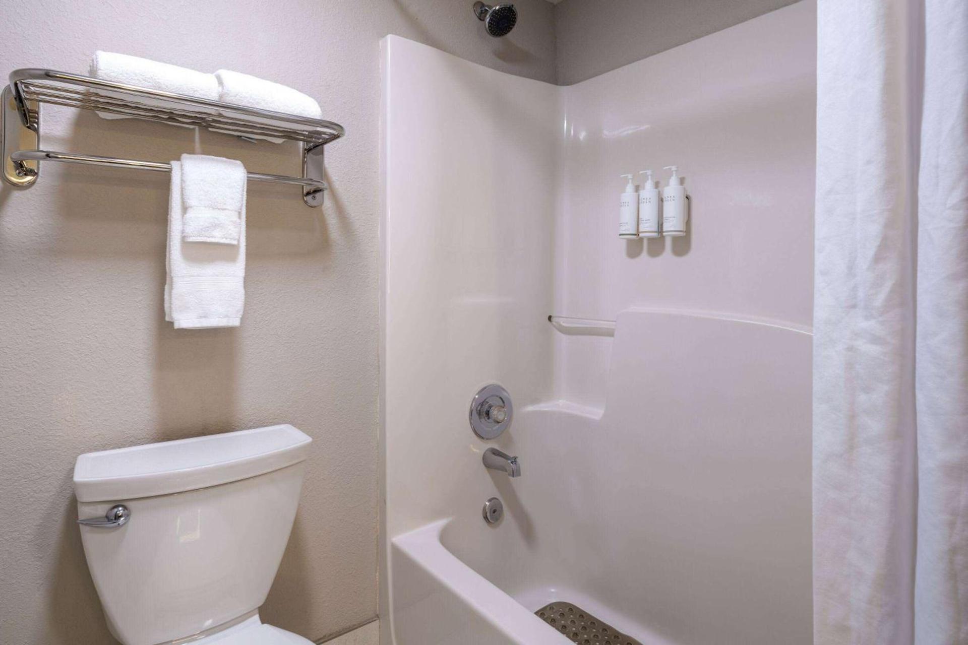 Days Inn & Suites by Wyndham Commerce photo 11