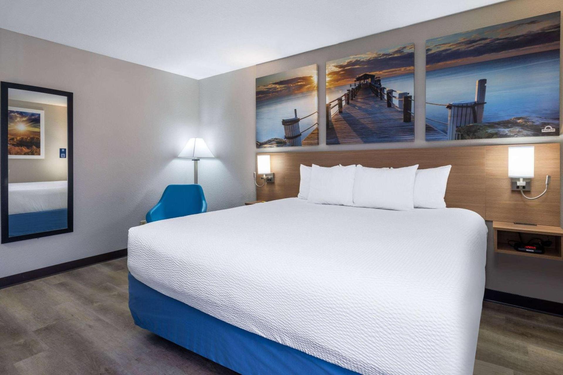 Days Inn & Suites by Wyndham Commerce photo 12