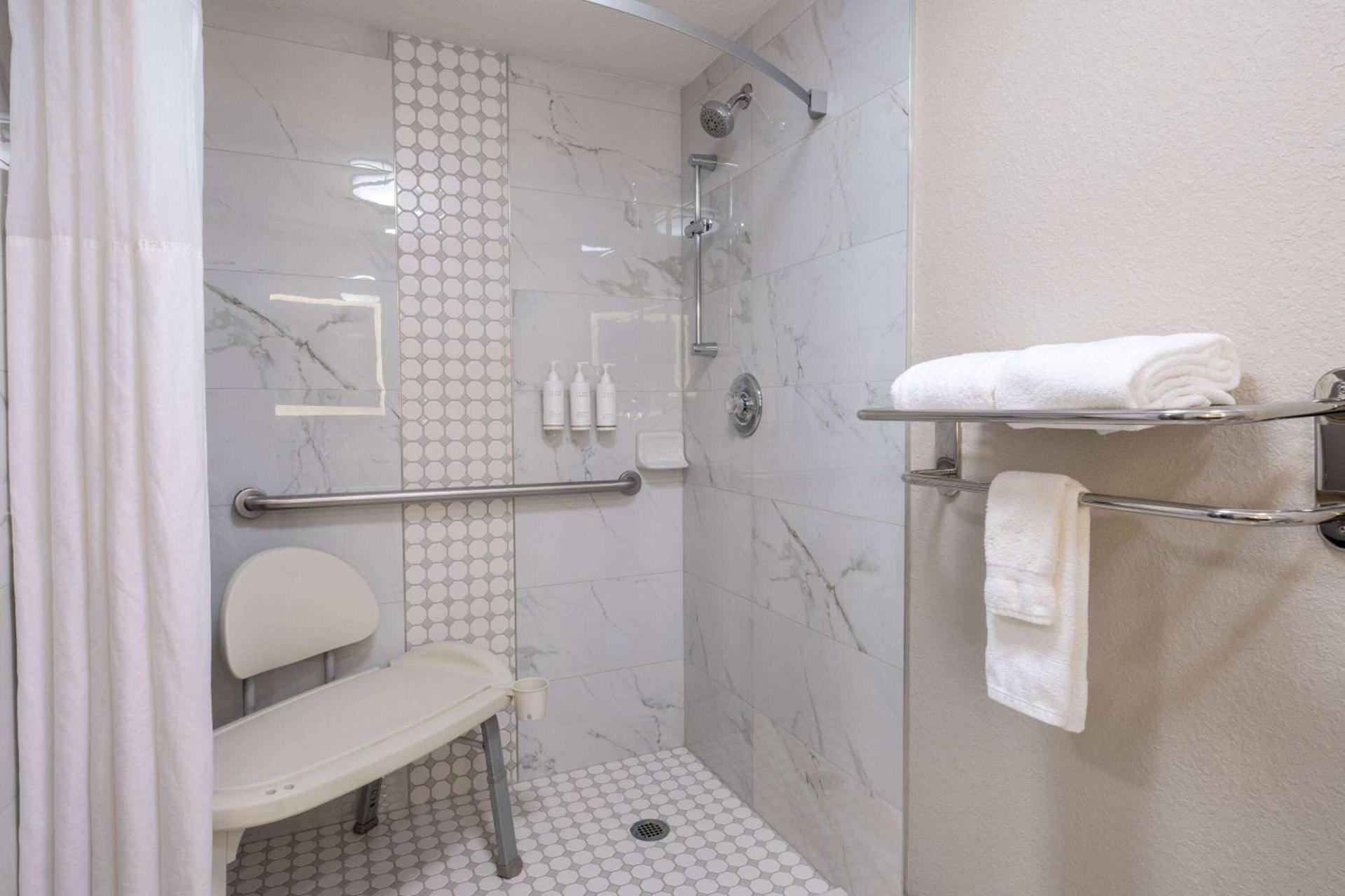 Days Inn & Suites by Wyndham Commerce photo 24