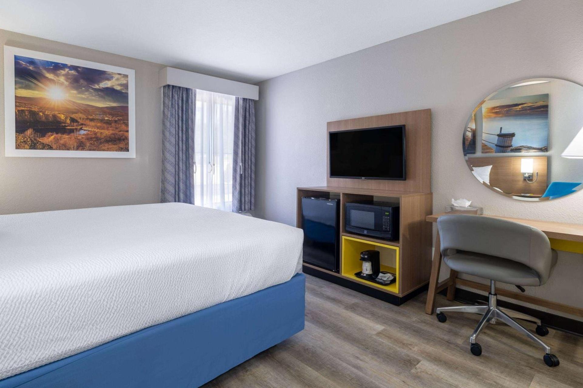 Days Inn & Suites by Wyndham Commerce photo 14
