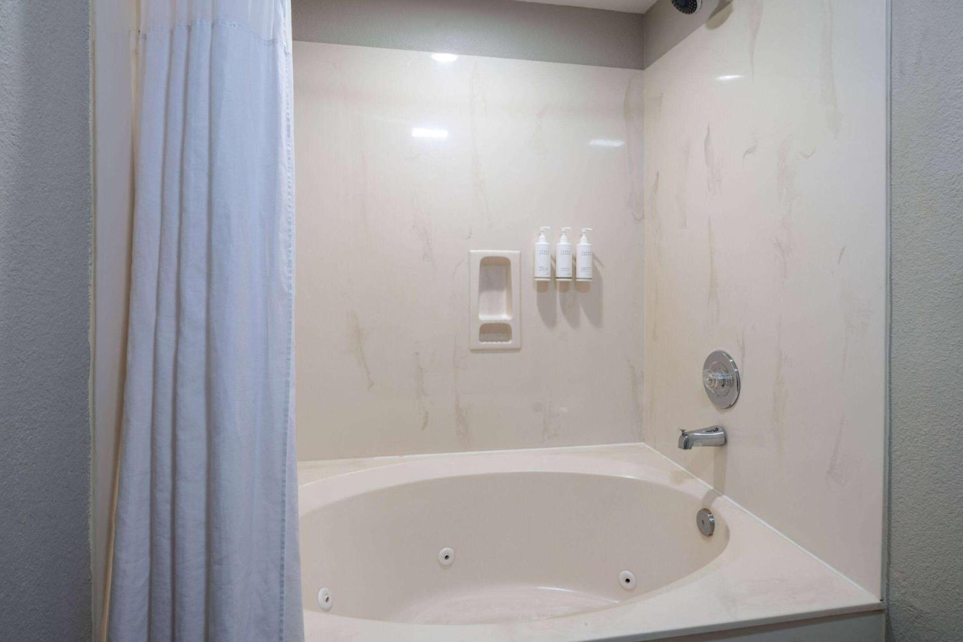 Days Inn & Suites by Wyndham Commerce photo 17