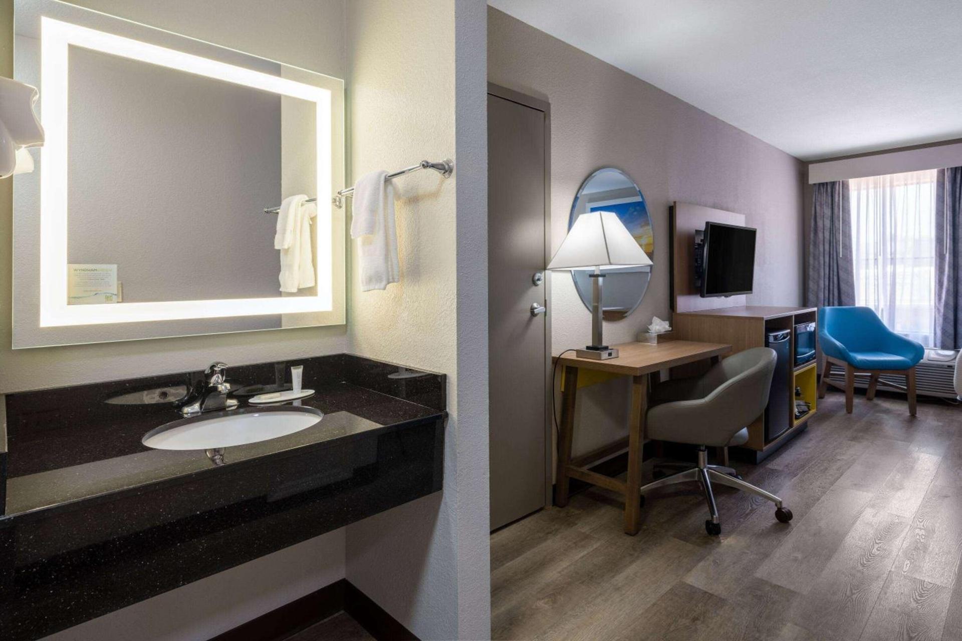 Days Inn & Suites by Wyndham Commerce photo 18