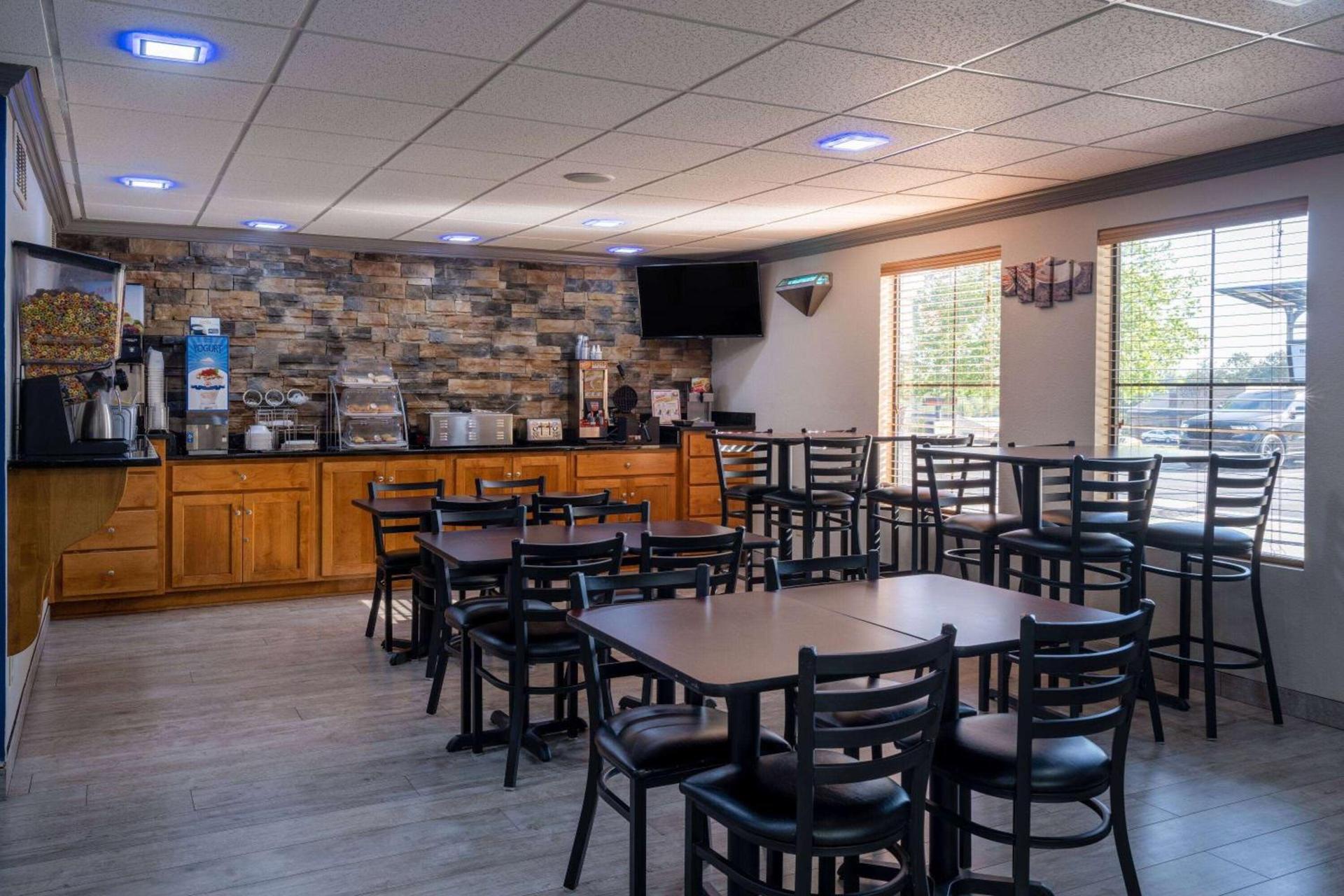 Days Inn & Suites by Wyndham Commerce photo 21