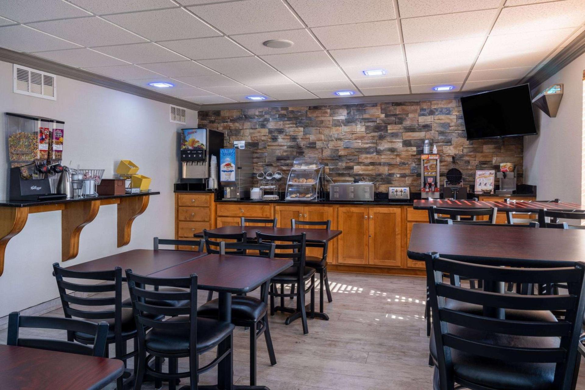 Days Inn & Suites by Wyndham Commerce photo 22
