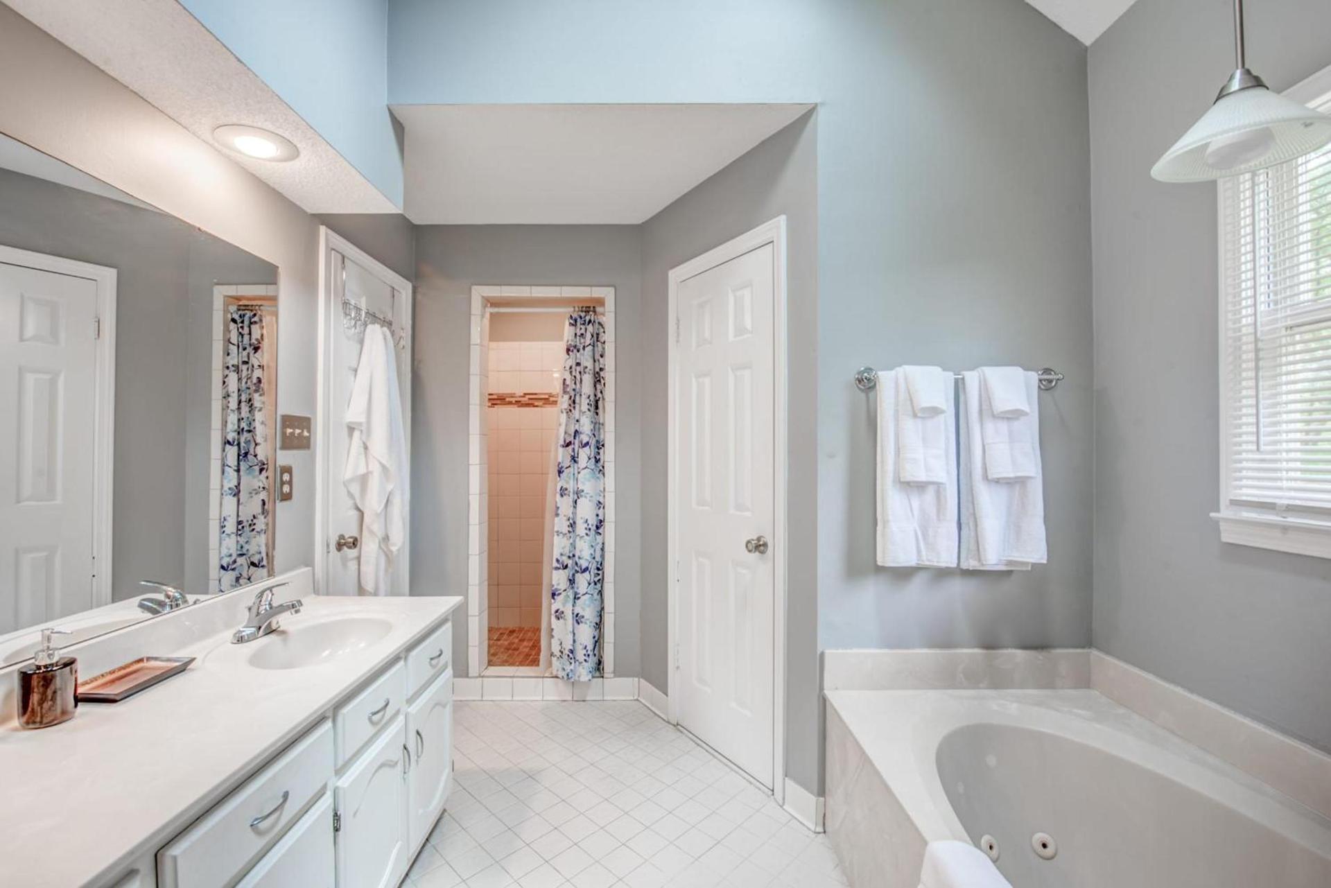 Cozy in Cordova-- Close to I-40 photo 60