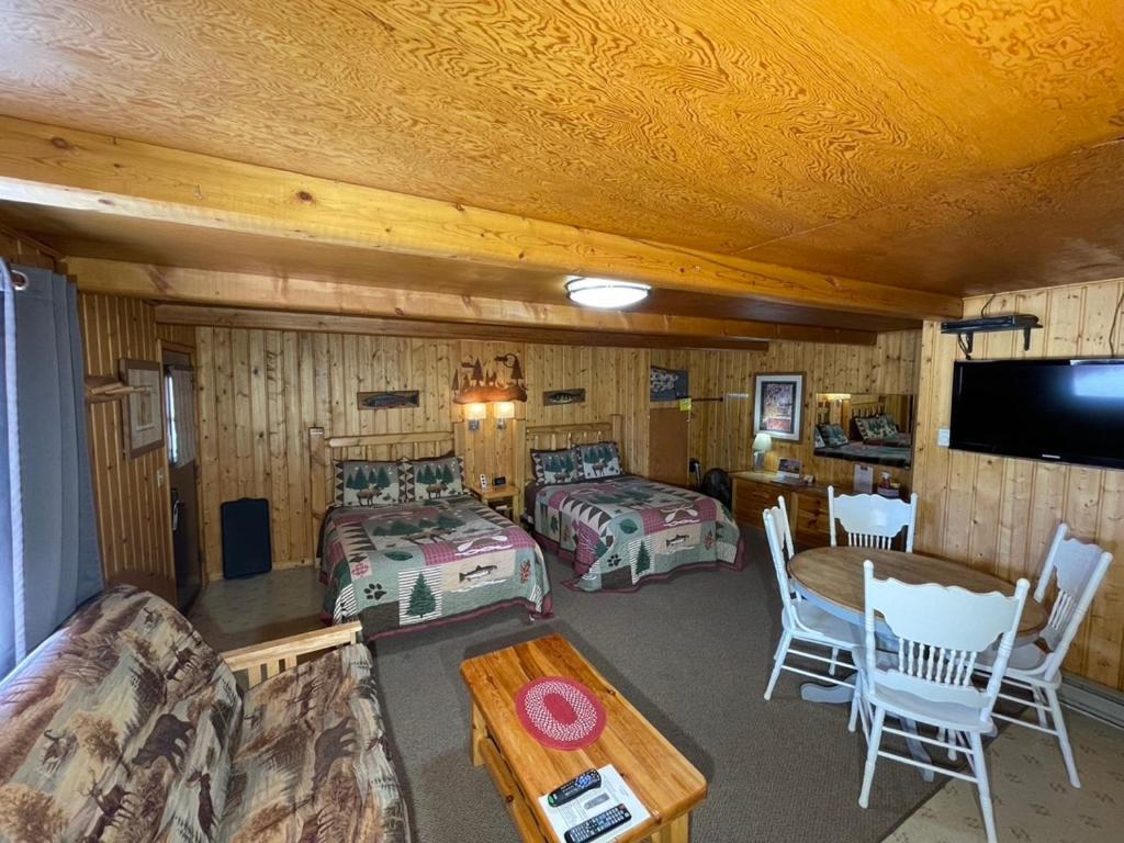 Sportsman Lodge Melrose MT photo 62