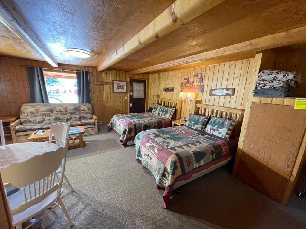 Sportsman Lodge Melrose MT photo 63