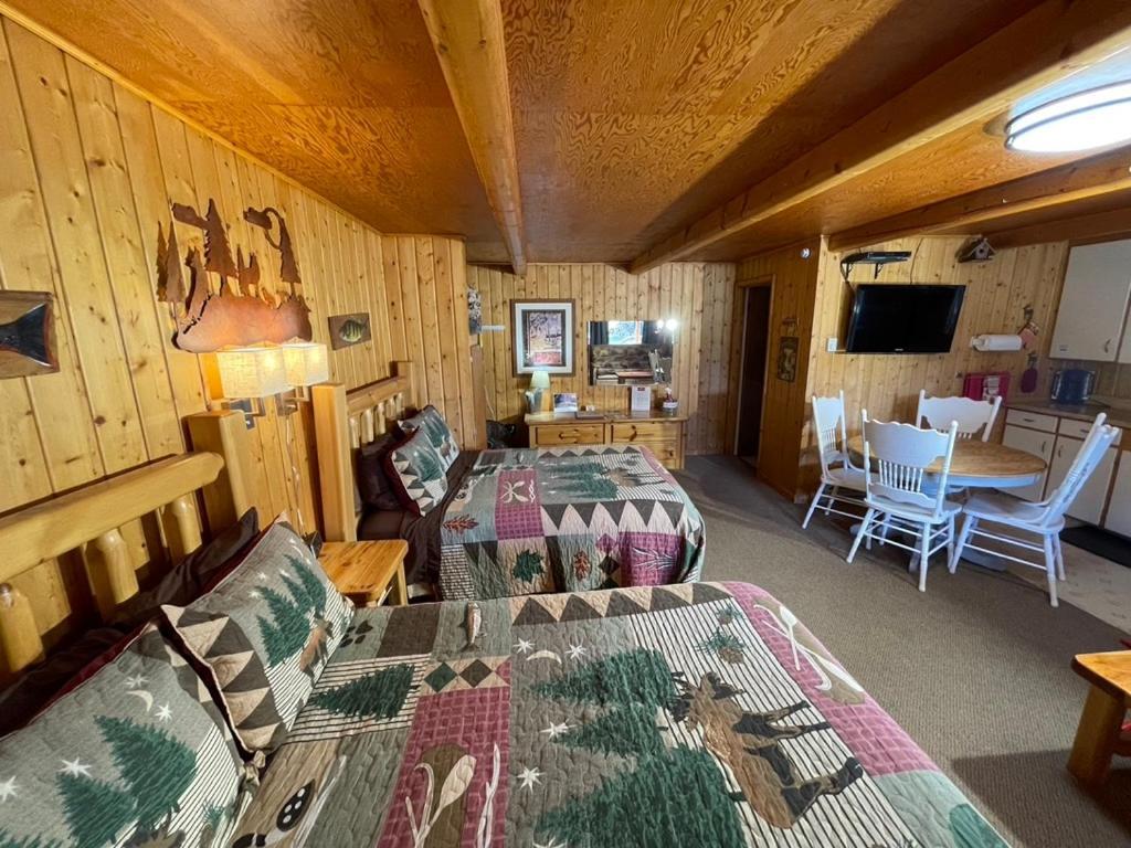 Sportsman Lodge Melrose MT photo 64