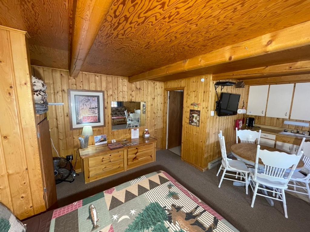 Sportsman Lodge Melrose MT photo 65