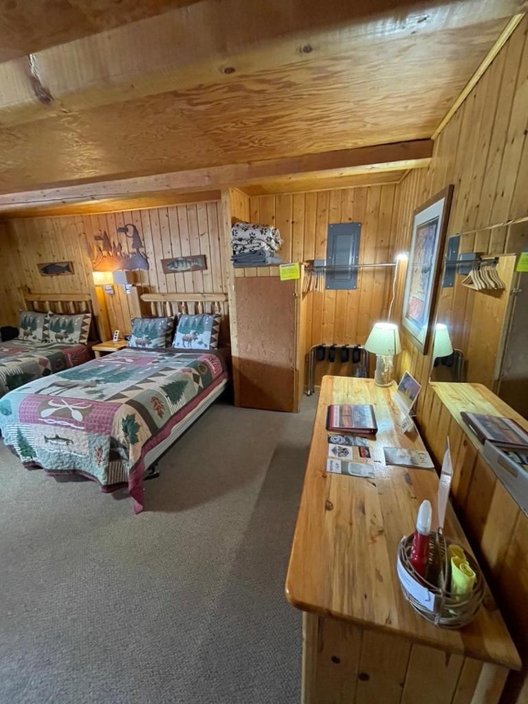 Sportsman Lodge Melrose MT photo 66